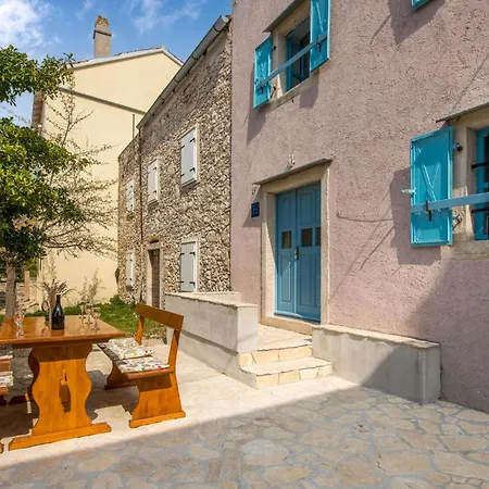 Holiday home Stunning In With Wifi Unije